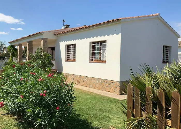 Montserrat 3, Terrace & Pool Holiday home *