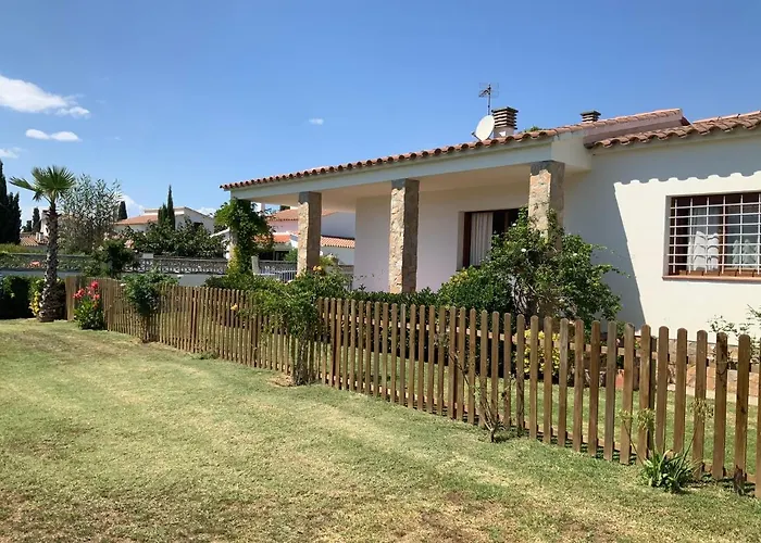 Montserrat 3, Terrace & Pool Holiday home
